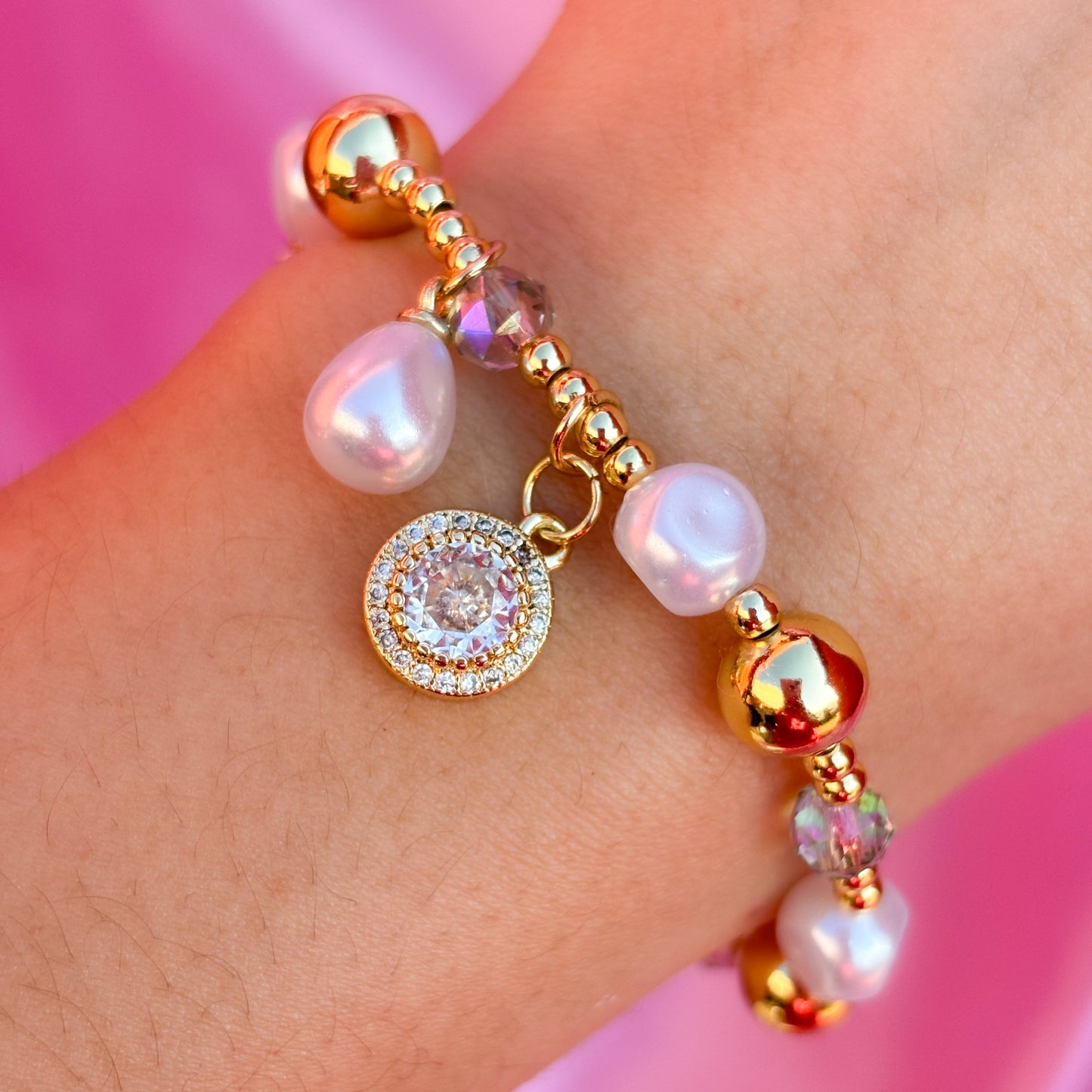 Pulsera de perlas con dije circular brillante