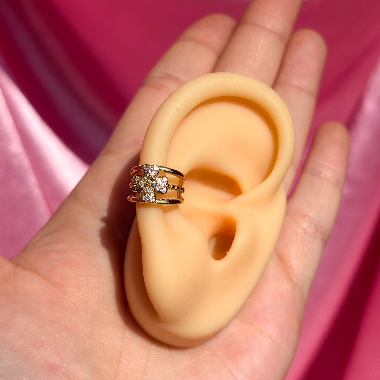 Earcuff de cruz con circonias y bandas múltiples