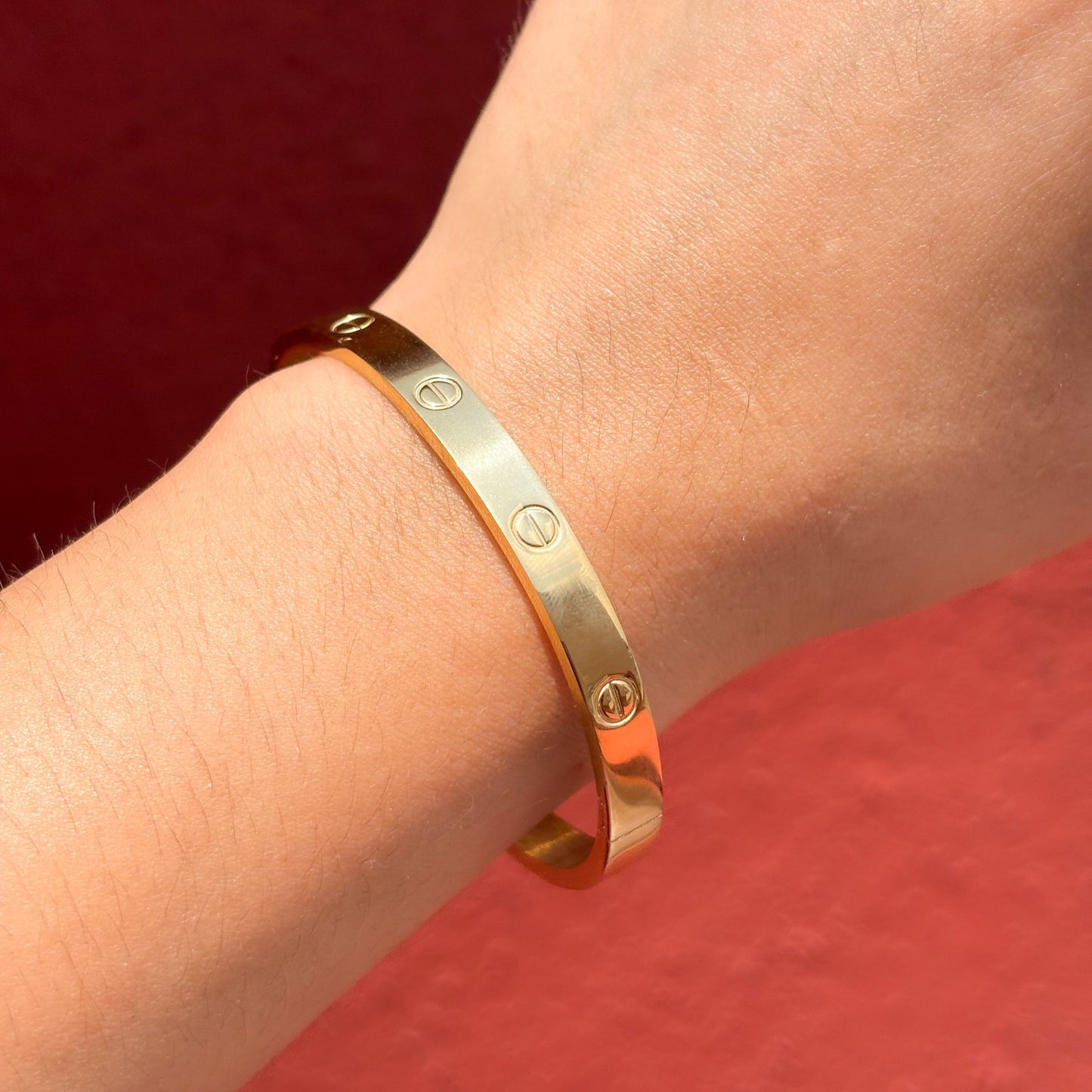 Pulsera dorada estilo clavo