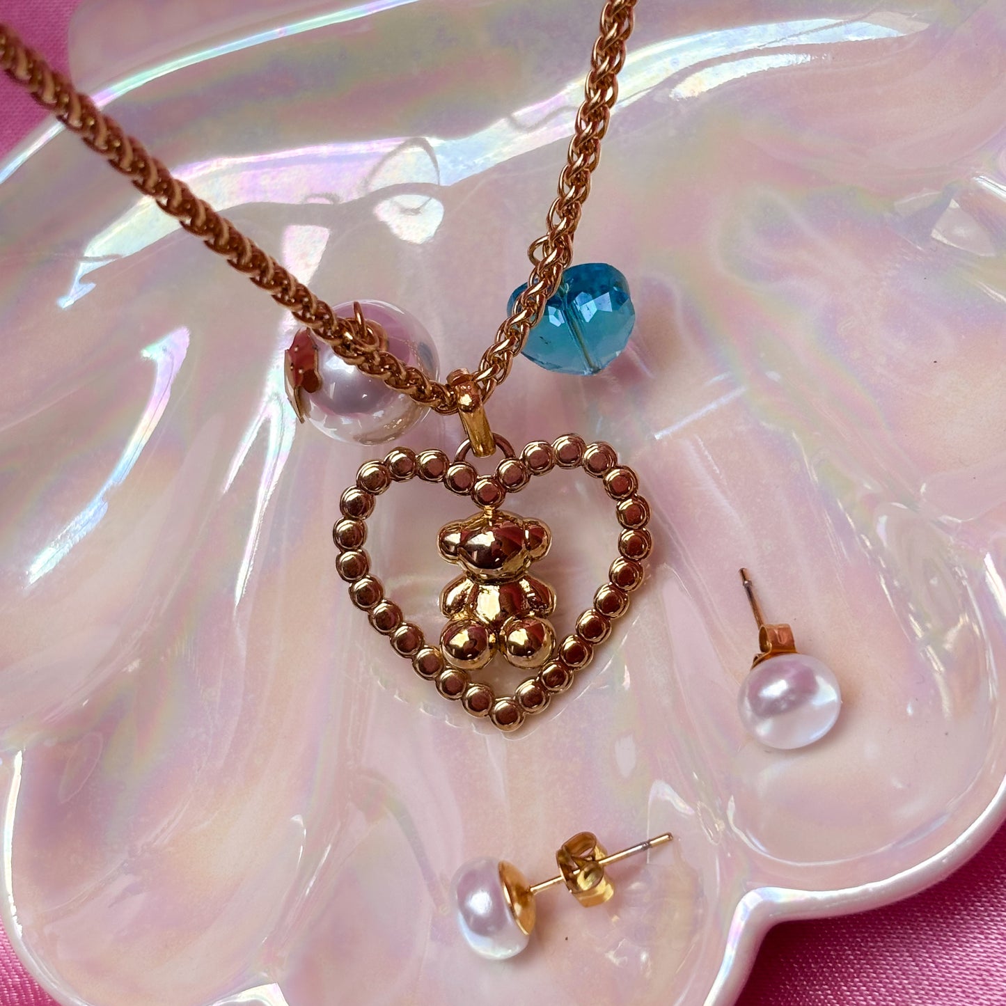 Set de collar con dije de oso dentro de corazón y aretes de perlas