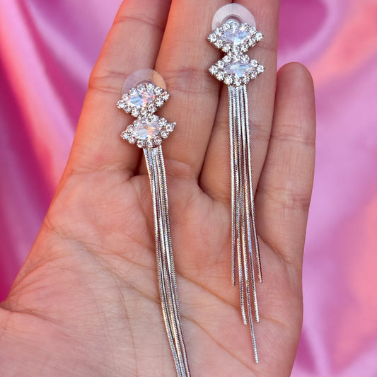 Aretes largos con rombos de cristal y flecos