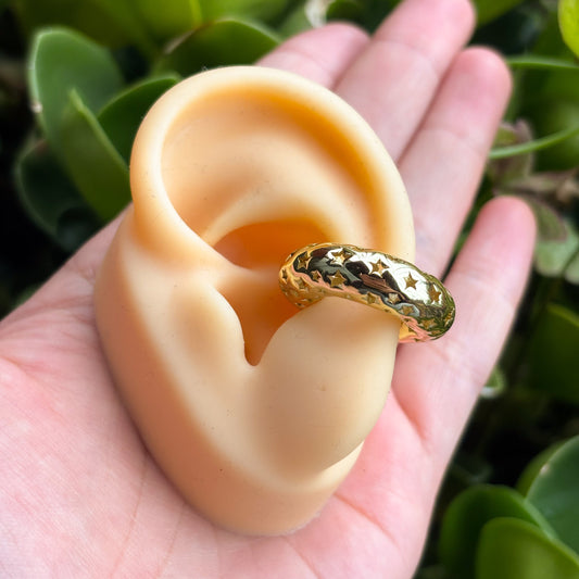 Earcuff abombado con estrellas caladas